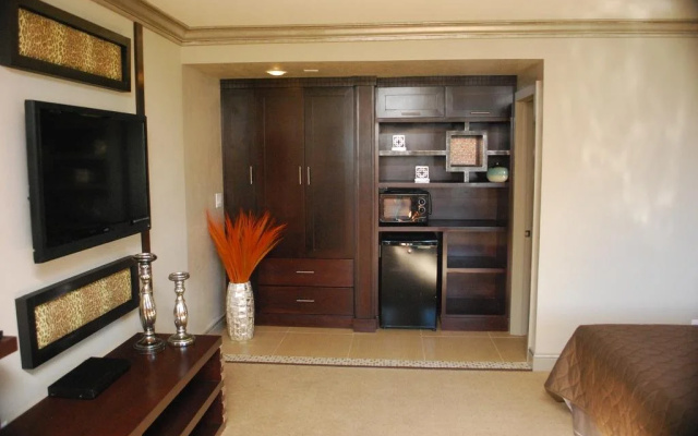 photo 2 of Friendly Hills Inn - Whittier, Los Angeles