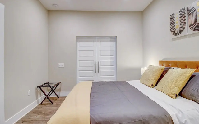 photo 3 of FRONTDESK 500 West Trade Apts Fourth Ward Charlotte
