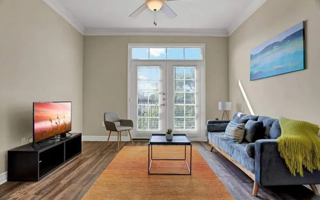 photo 2 of FRONTDESK Calais Midtown Apts Houston