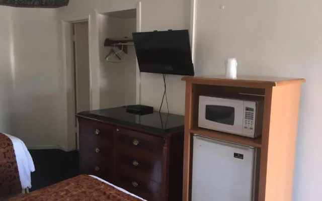 photo 2 of Frontier Motel
