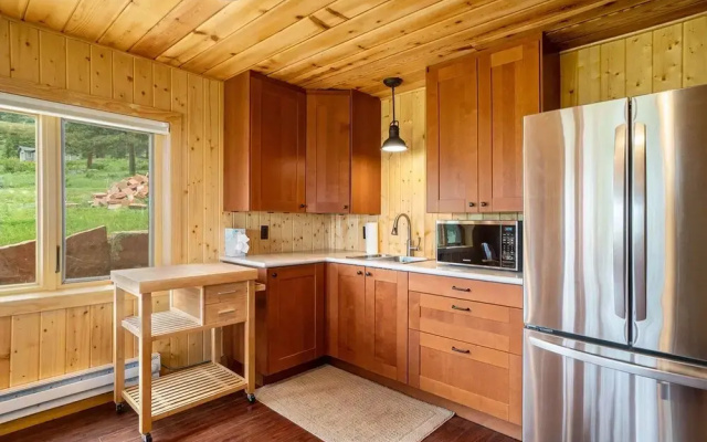 photo 4 of Frontier Mountain Retreat - Monthly Long-term Vacation Rental 30+ Days Minimum -- Estes Park 1 Bedroom Apts by RedAwning