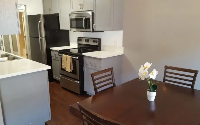photo 3 of Fully Renovated 1 min. to Melrose Ave.