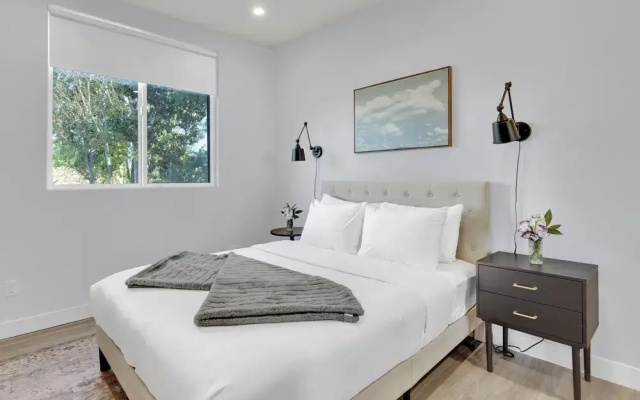 photo 4 of Fulton Buyout by Avantstay Sherman Oaks Estate + View