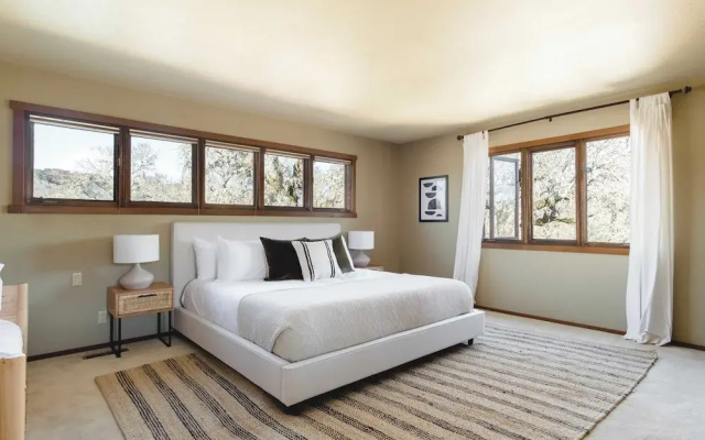 photo 4 of 3.5-acre 5bdr Rereat w/ Views, Pool + Hot Tub, Fire Pit Gable by Avantstay