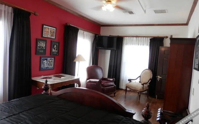photo 2 of GasLight Inn