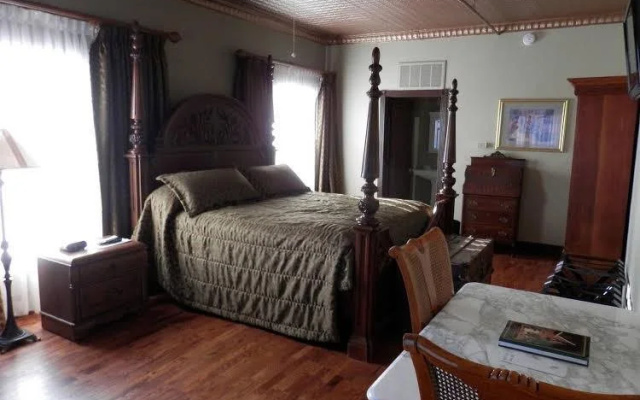 photo 4 of GasLight Inn