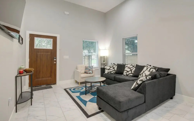 photo 2 of Gated Houston Home w/ Large Yard: 4 Mi to Downtown