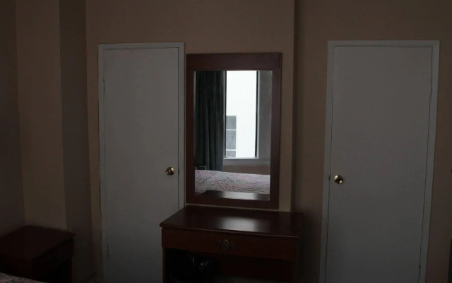 photo 2 of Gateway Inn