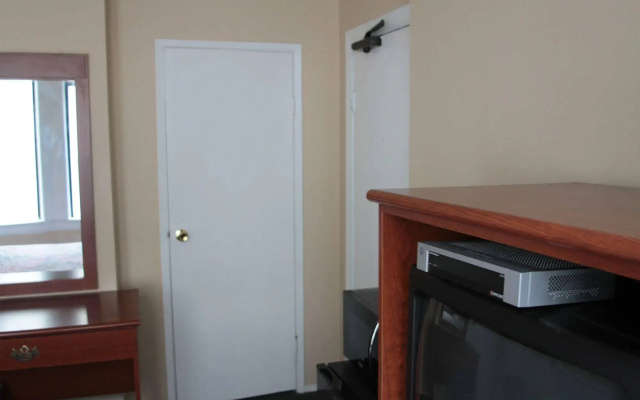 photo 3 of Gateway Inn
