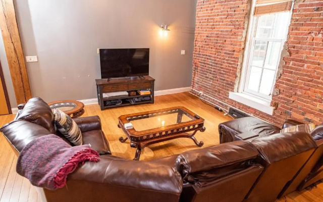 photo 2 of Georgia Street 4 Bedroom Condo Downtown!!