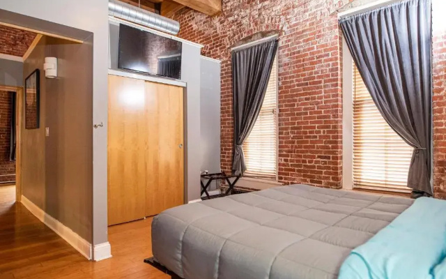 photo 4 of Georgia Street 4 Bedroom Condo Downtown!!