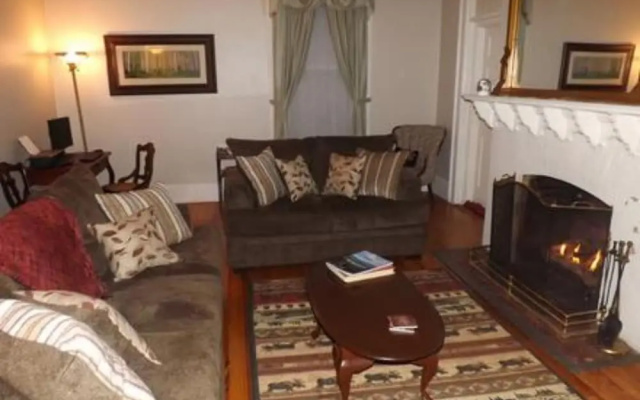 photo 4 of Geyser Lodge