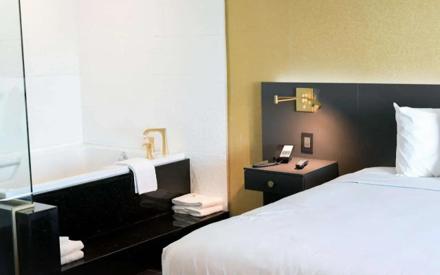 photo 3 of Glen Capri Inn & Suites - Burbank Universal