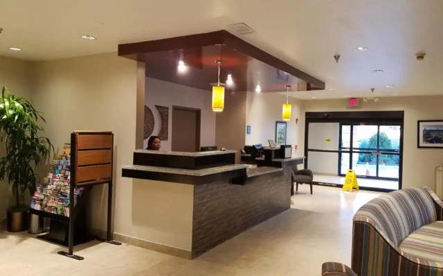 photo 2 of The Armada Inn & Suites Glendale Heights