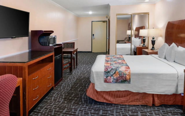 photo 3 of Glendale Hotel