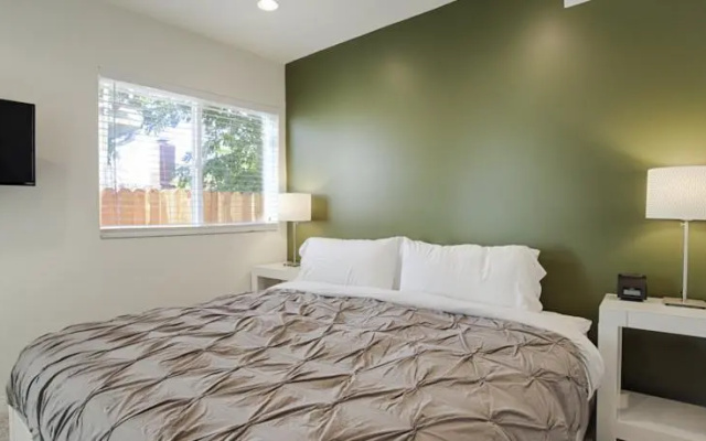 photo 5 of Globe Suites Off Main
