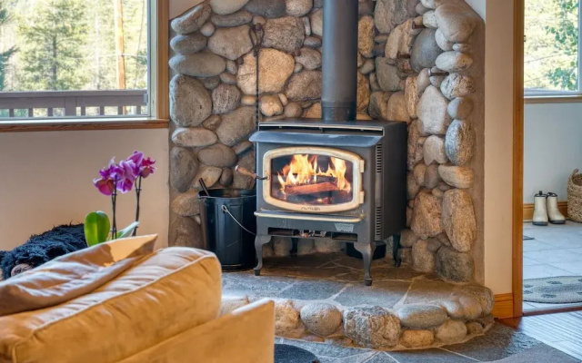 photo 4 of Golden Summit by Avantstay Stunning Secluded Cabin w/ Access to Tahoe Donner