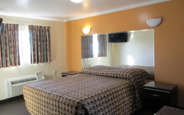 photo 2 of Golden West Manor Motel