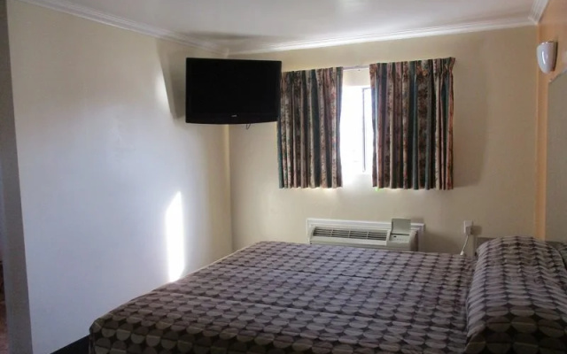 photo 4 of Golden West Manor Motel