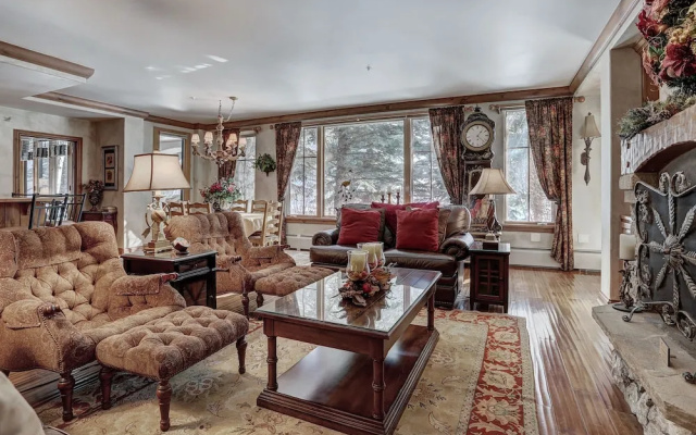 photo 2 of Gorgeous Corner 3br- Ski In/out Access And 3 Decks! 3 Bedroom Condo by RedAwning