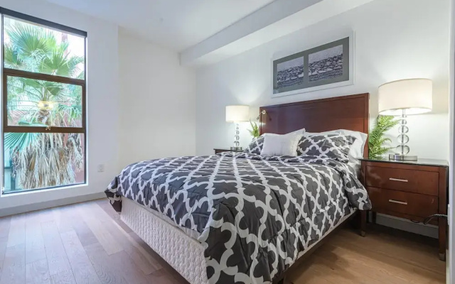 photo 2 of Gorgeous Hollywood Living - 2 Bedroom