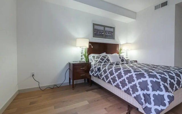 photo 4 of Gorgeous Hollywood Living - 2 Bedroom