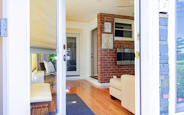 photo 3 of ✶ Gorgeous Home Tucked Away In Greener Part Of Town ✶ Transit-Friendly !