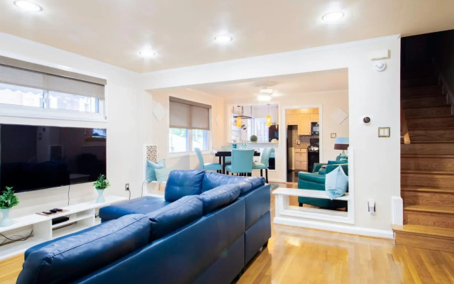 photo 5 of ✶ Gorgeous Home Tucked Away In Greener Part Of Town ✶ Transit-Friendly !