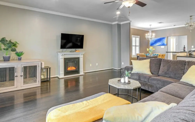 photo 2 of Spacious Houston Heights Home < 6 Mi to Downtown!