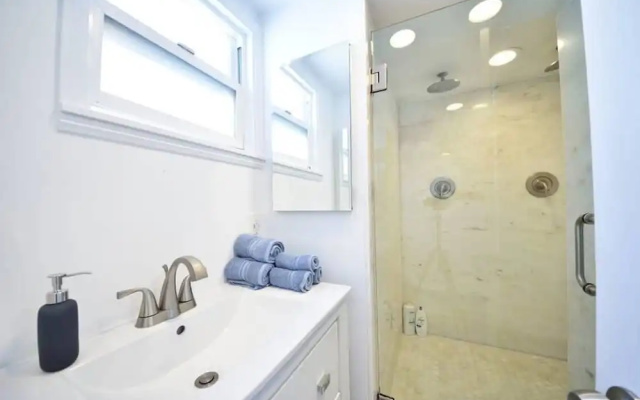 photo 4 of B5 Gorgeous Modern Home in Prime Location With AC and Backyard