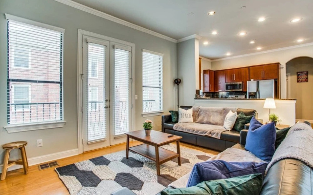 photo 2 of Gorgeous Oak Lawn Townhouse KING BEDS