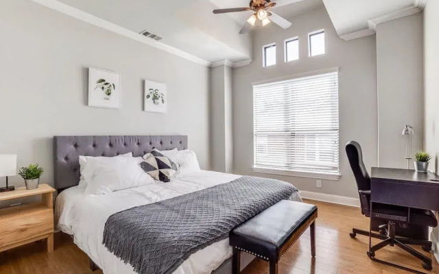 photo 3 of Gorgeous Oak Lawn Townhouse KING BEDS