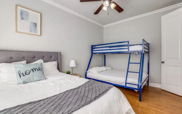 photo 4 of Gorgeous Oak Lawn Townhouse KING BEDS