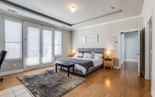 photo 5 of Gorgeous Oak Lawn Townhouse KING BEDS
