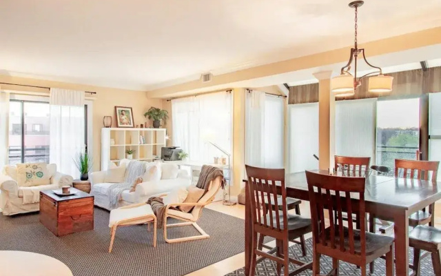 photo 4 of Gorgeous Rosslyn Penthouse w Views Free Parking Metro Subway