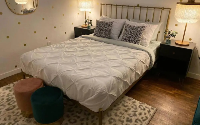 photo 3 of Gorgeous Studio in Beverly Boulevard! Sleeps 4!