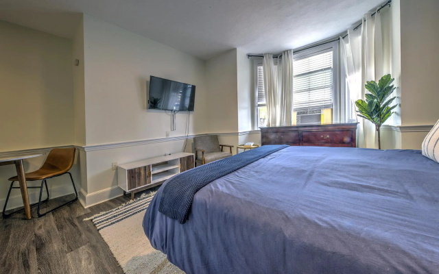 photo 3 of Gorgeous Studio with Bay Windows!