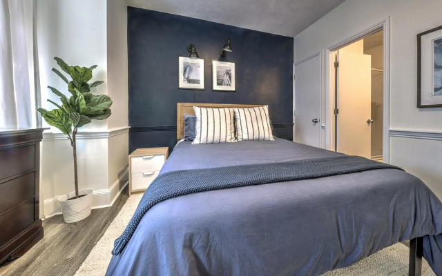 photo 4 of Gorgeous Studio with Bay Windows!