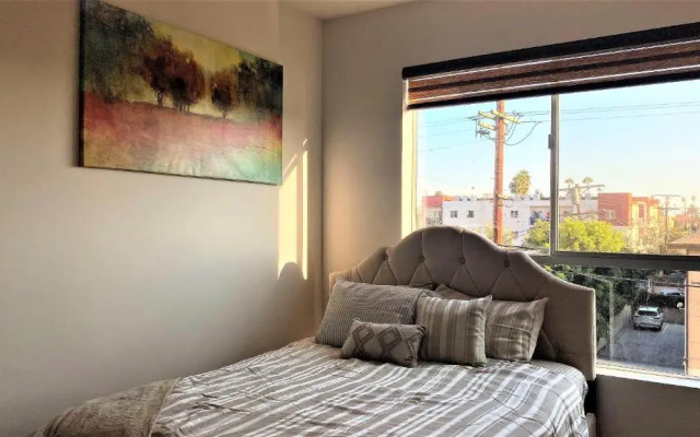 photo 3 of Gorgeous View 2bd 2ba Apartment in Hollywood