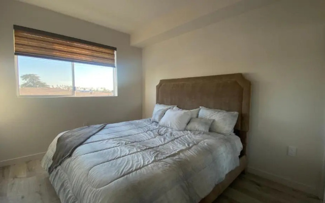 photo 5 of Gorgeous View 2bd 2ba Apartment in Hollywood