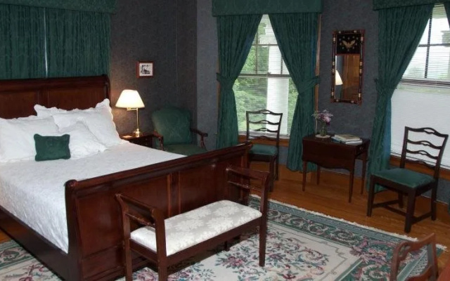 photo 2 of Governor's House in Hyde Park