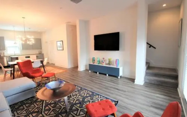 photo 2 of Gramercy Court #6 Three-bedroom Apartment