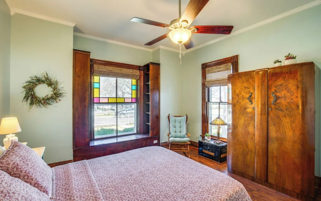 photo 5 of Granbury Home w/ Fire Pit, Walk to The Square!