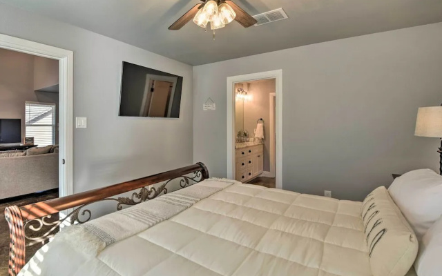 photo 2 of Hot Tub & Fire Pit! Cozy Granbury Escape Near Lake