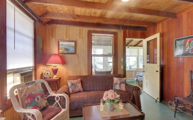 photo 2 of 'grandma's Cottage' w/ Sunroom: Walk to Beach