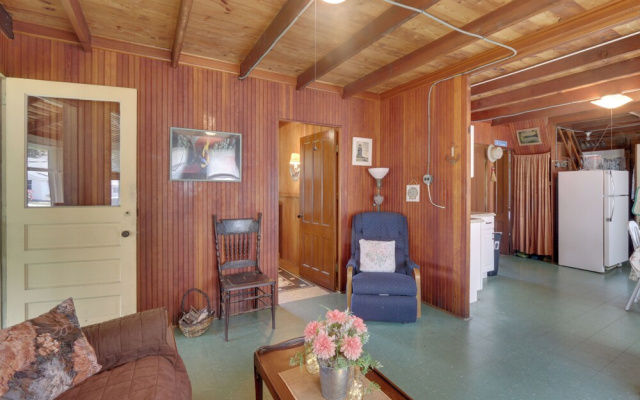 photo 3 of 'grandma's Cottage' w/ Sunroom: Walk to Beach