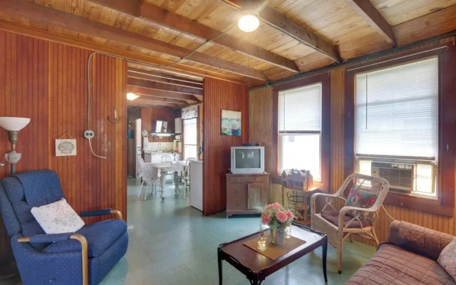 photo 4 of 'grandma's Cottage' w/ Sunroom: Walk to Beach