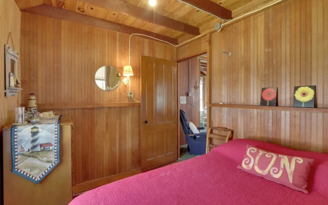 photo 5 of 'grandma's Cottage' w/ Sunroom: Walk to Beach