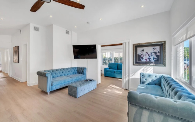 photo 2 of Great for Families & Larger Groups! - Perfect Location, Near FTL Beach With Private Pool by Redawning