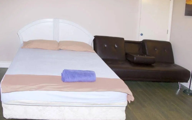 photo 2 of Great Tarzana Guest House